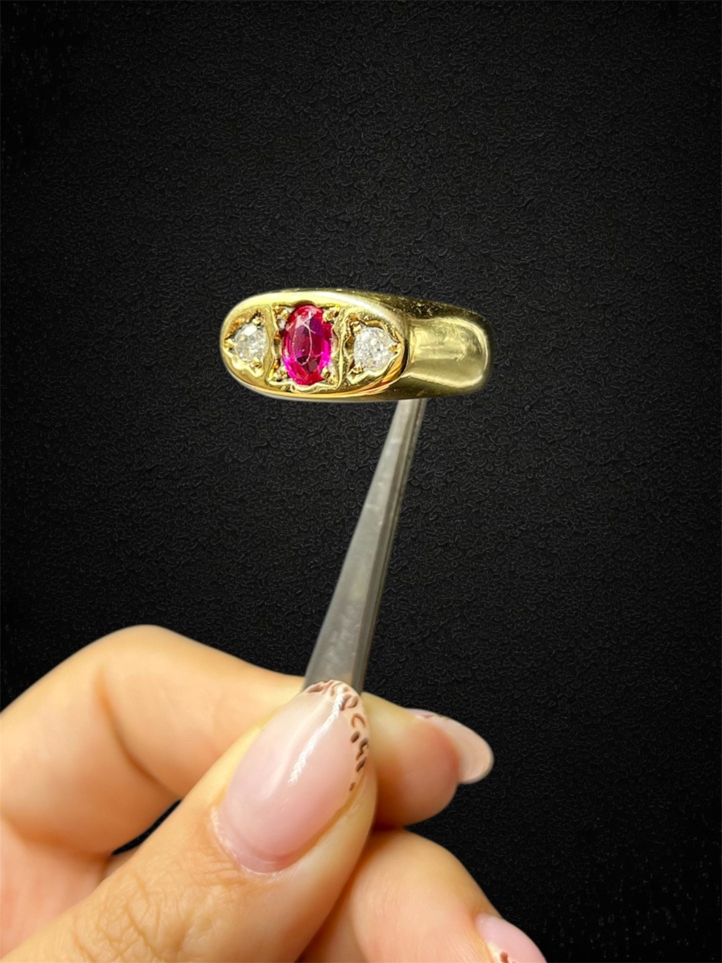 Anello vintage in oro giallo con rubino e diamanti, produzione italiana anni '30