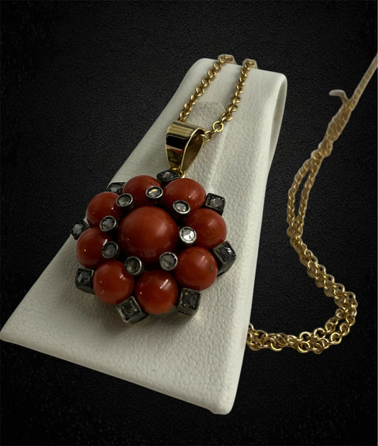 Ciondolo stellato corallo e diamanti
