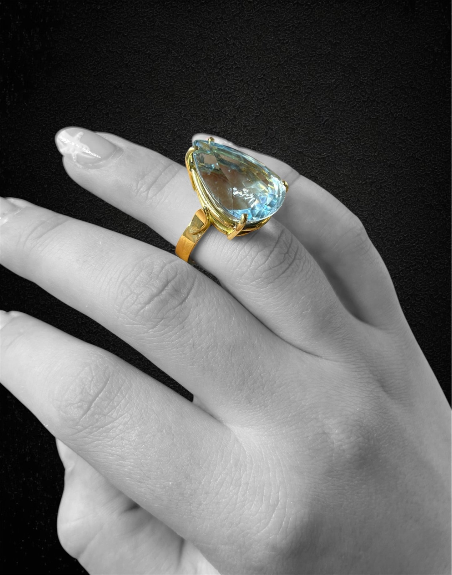 Anello artigianale in oro giallo 18K con topazio azzurro – produzione italiana moderna