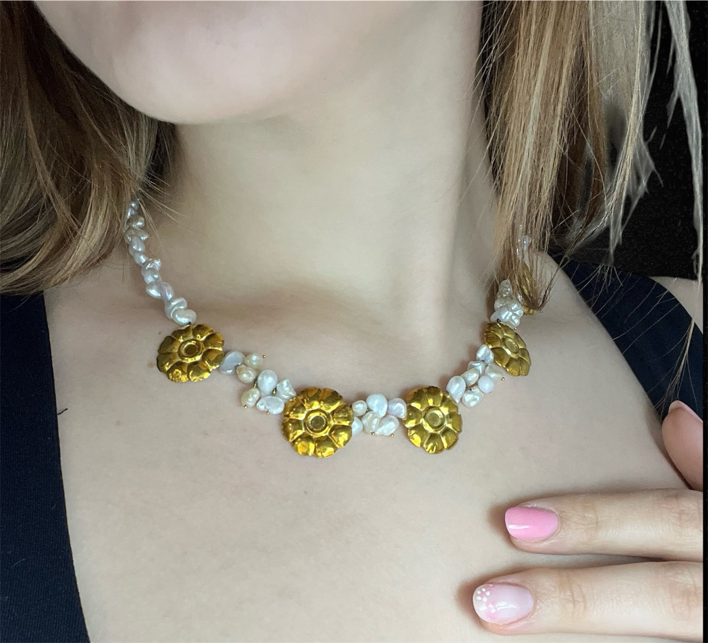 Collier con perle di fiume e margherite d’oro