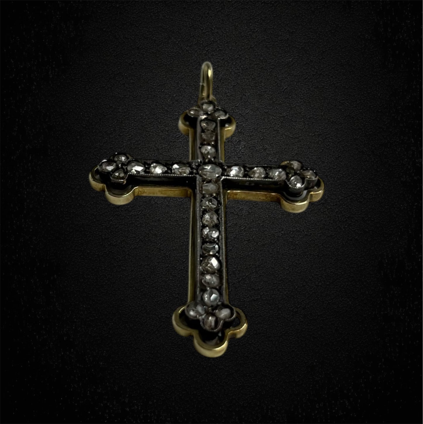 Croce pendente con diamanti