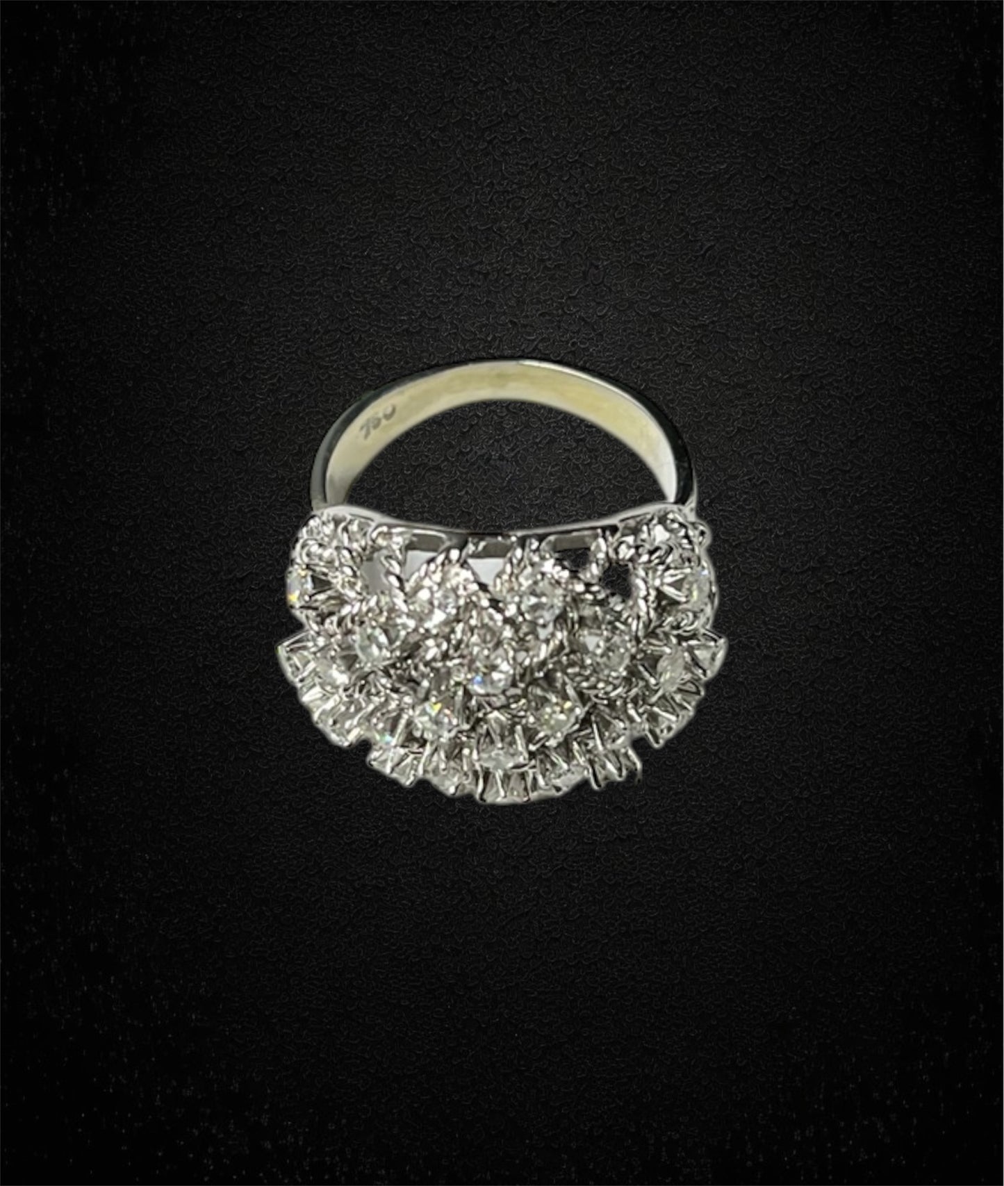 Anello intrecciato in oro bianco con diamanti huit huit – Italia, anni ’50