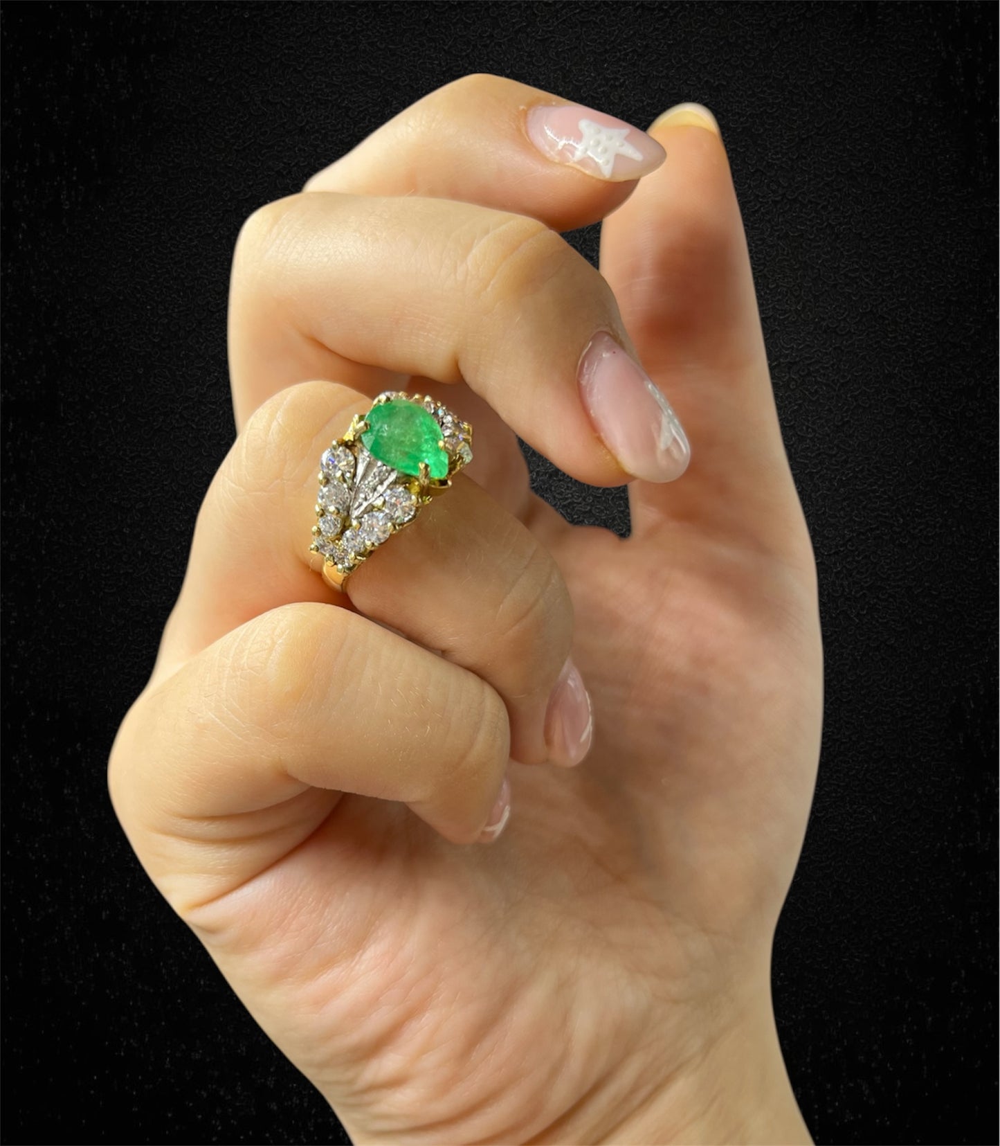 Anello in oro giallo 18K con smeraldo a goccia e diamanti – Italia, anni '60