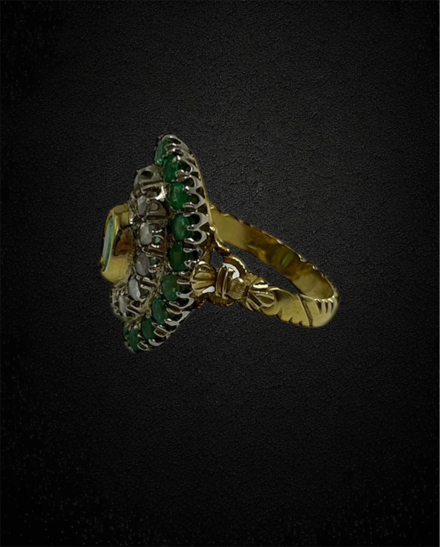 Anello in oro giallo con smeraldo ovale e contorno di diamanti e smeraldi