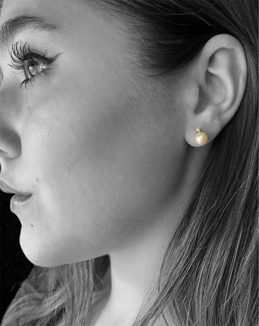 Eleganti orecchini di perla con diamanti al lobo