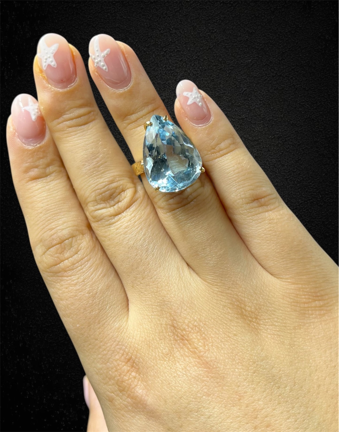Anello artigianale in oro giallo 18K con topazio azzurro – produzione italiana moderna