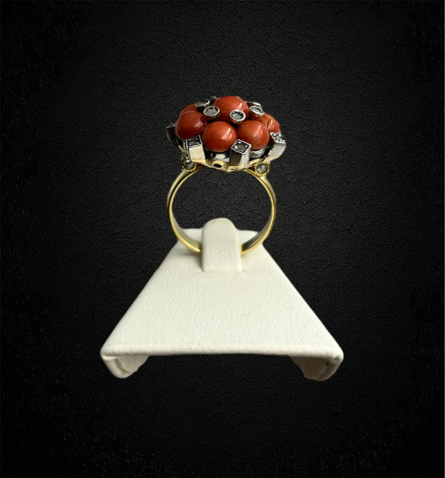 Anello in stile barocco, corallo e diamanti