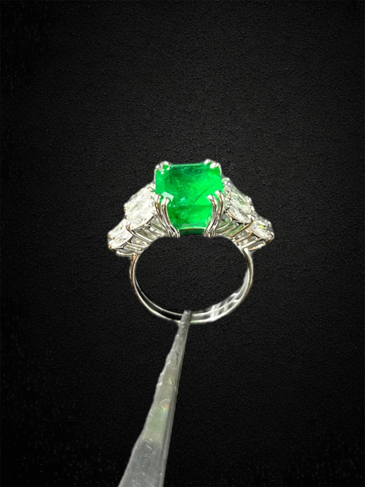 Strepitoso anello con smeraldo, pezzo unico di nostra creazione!