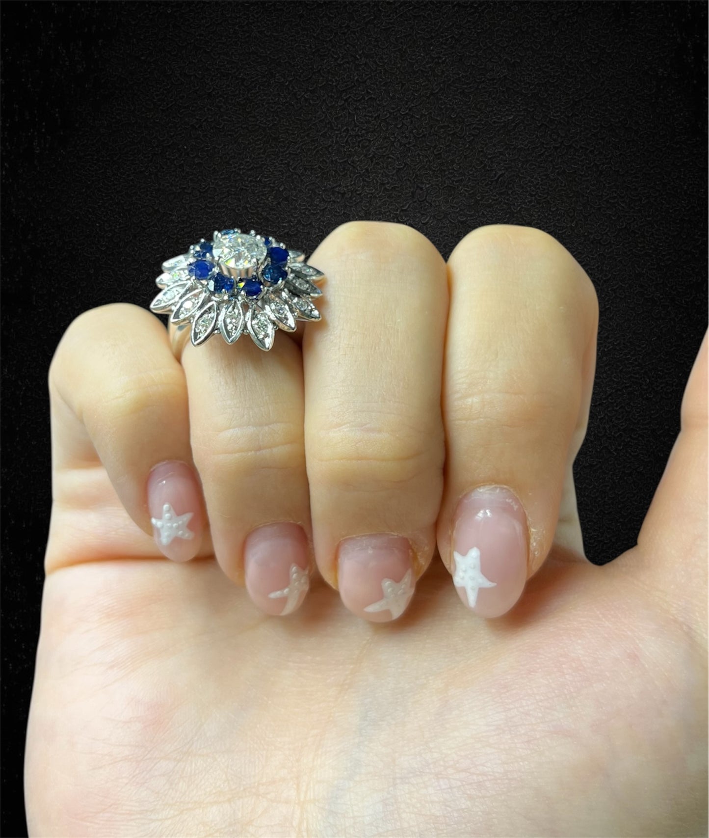 Anello a fiore stellato con diamante centrale, zaffiri e diamanti