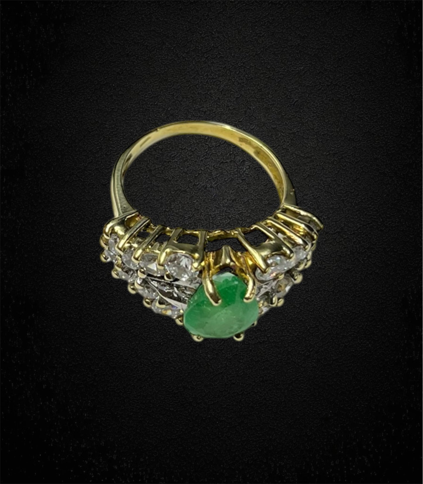 Anello in oro giallo 18K con smeraldo a goccia e diamanti – Italia, anni '60