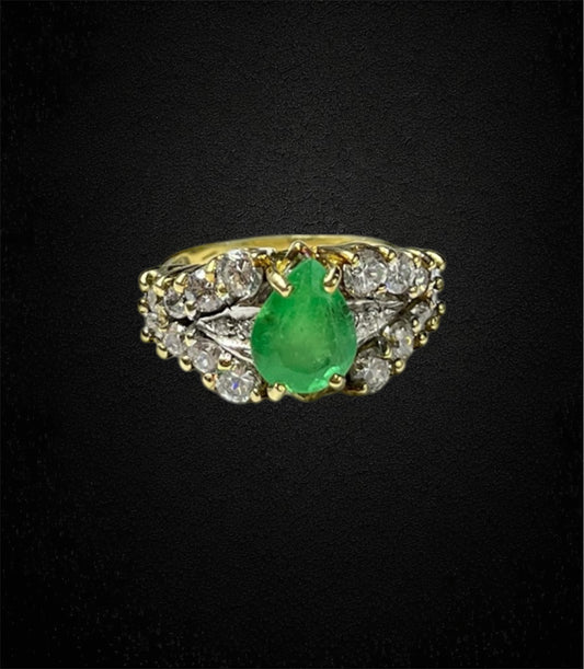 Anello in oro giallo 18K con smeraldo a goccia e diamanti – Italia, anni '60