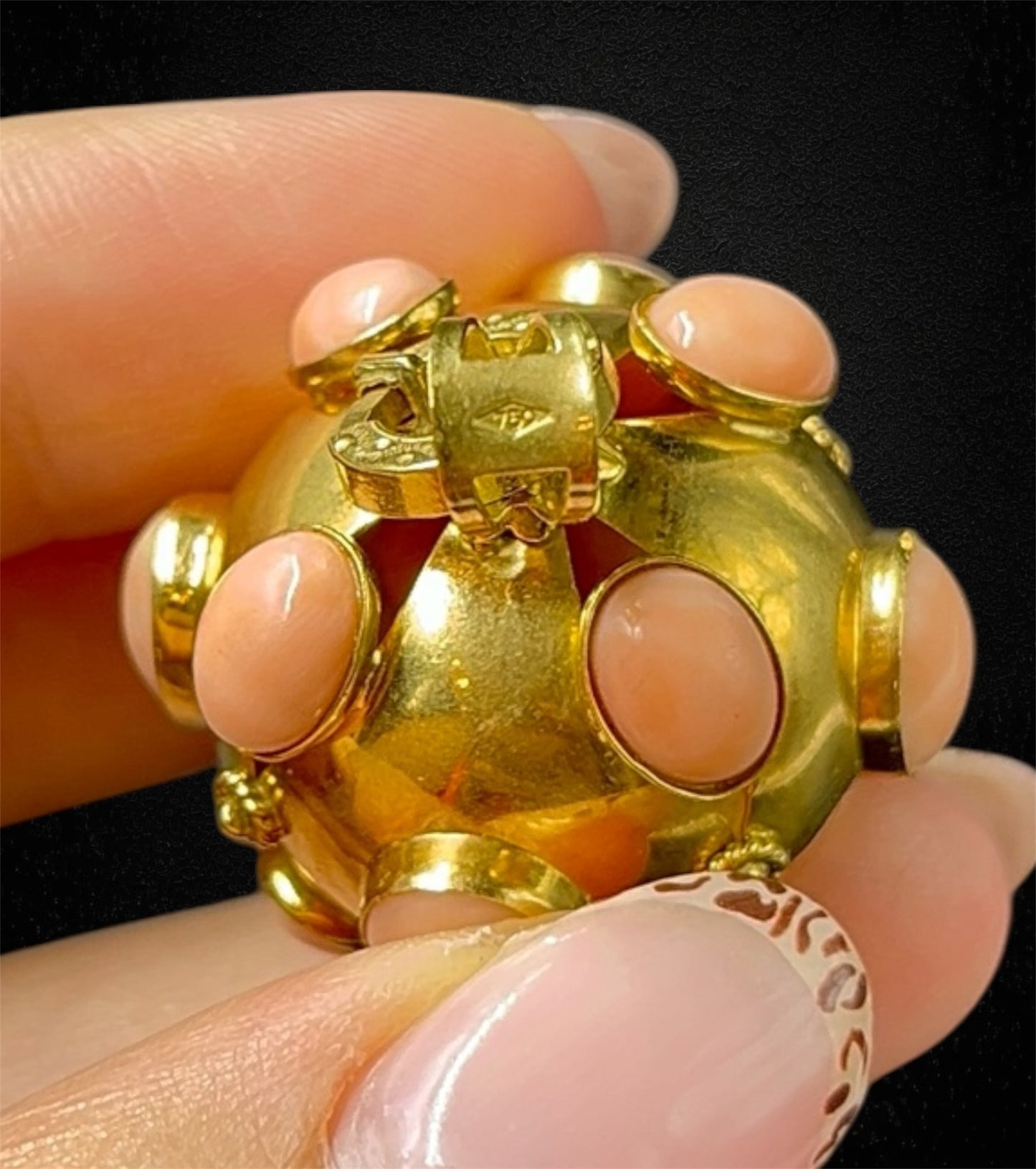 Ciondolo “mina” in oro giallo 18K con inserti in corallo rosa — Italia, anni ’60 (Copia)