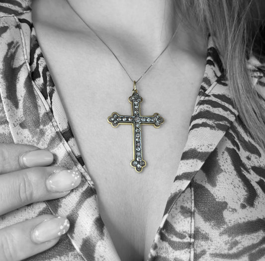 Croce pendente con diamanti