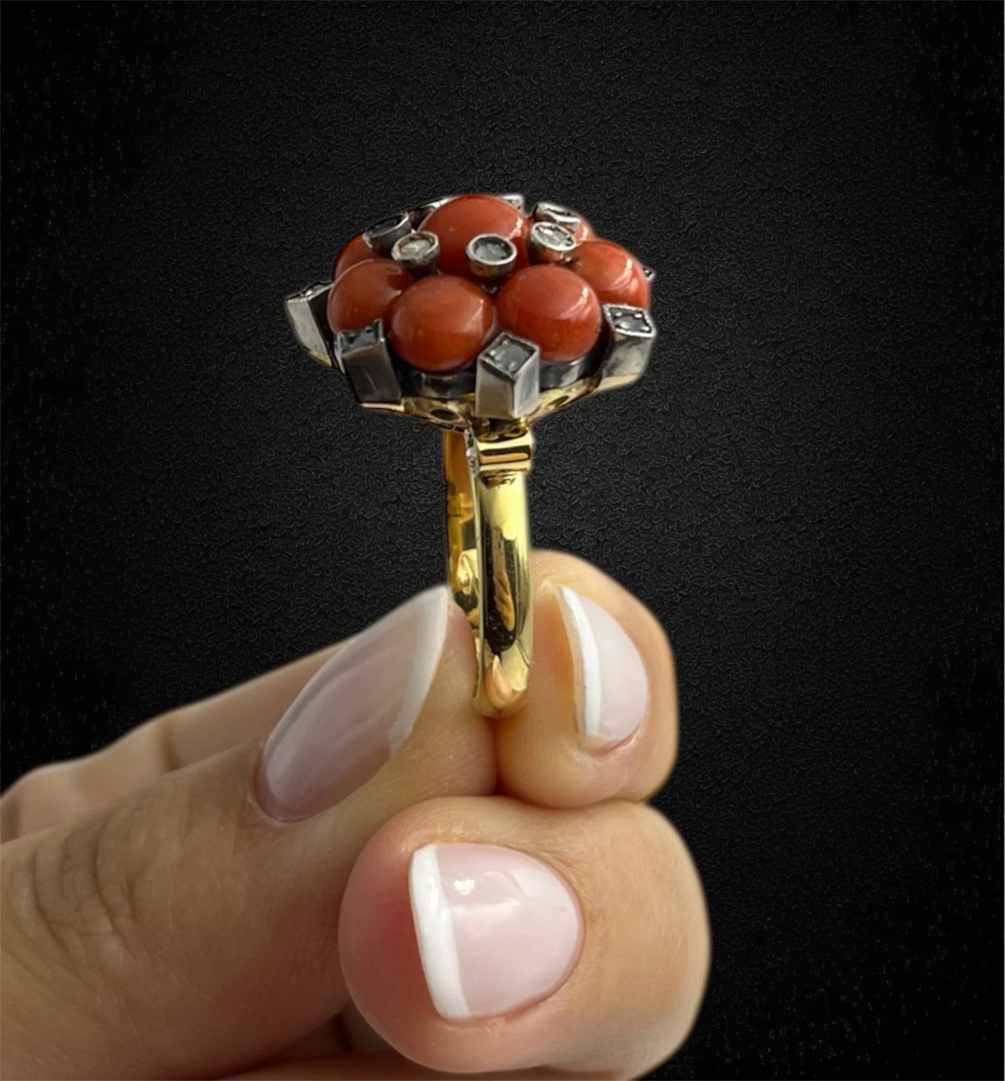Anello in stile barocco, corallo e diamanti