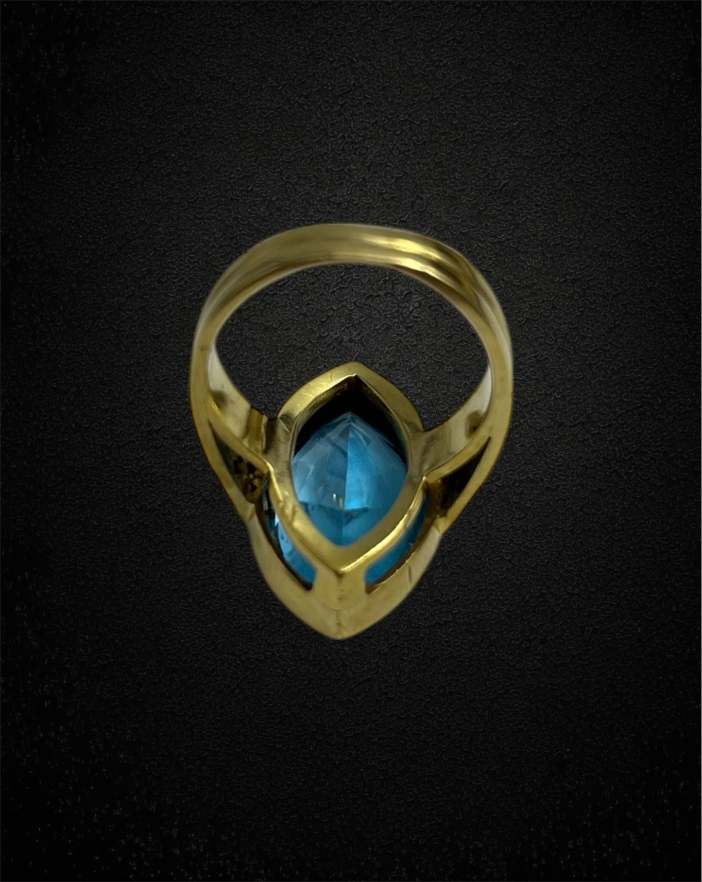 Anello italiano in oro giallo con topazio marquise e diamanti