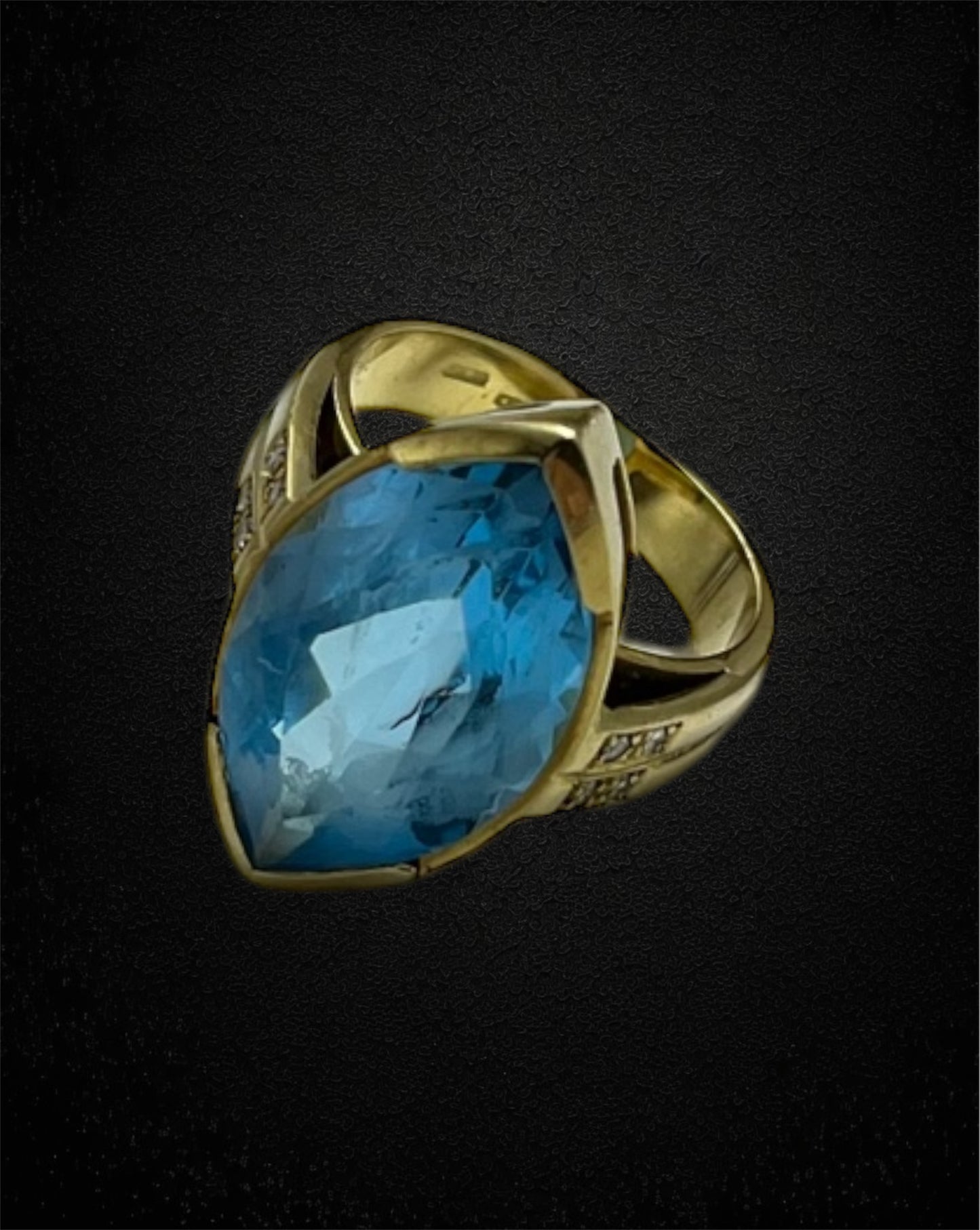 Anello italiano in oro giallo con topazio marquise e diamanti