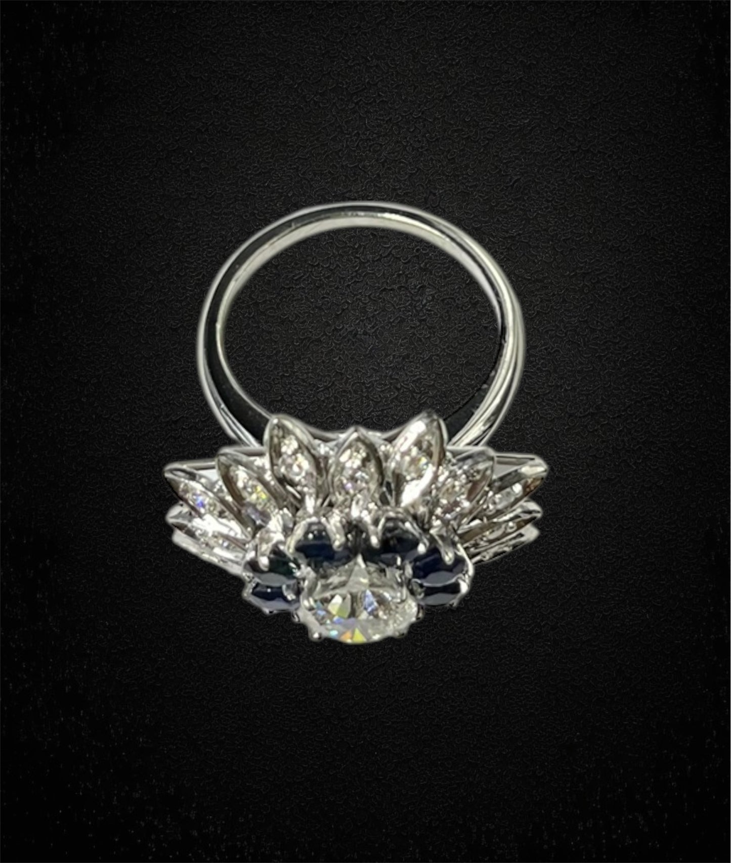 Anello a fiore stellato con diamante centrale, zaffiri e diamanti