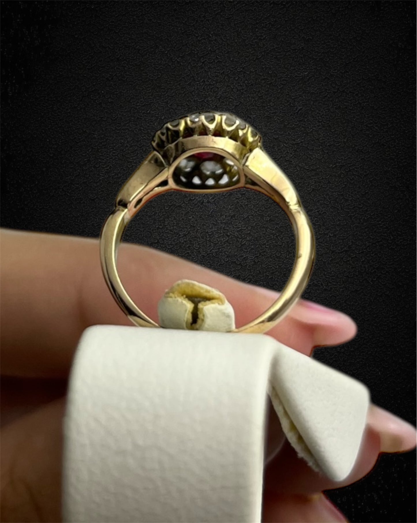 Anello Austro-Ungarico tardo Ottocento con rubino e diamanti