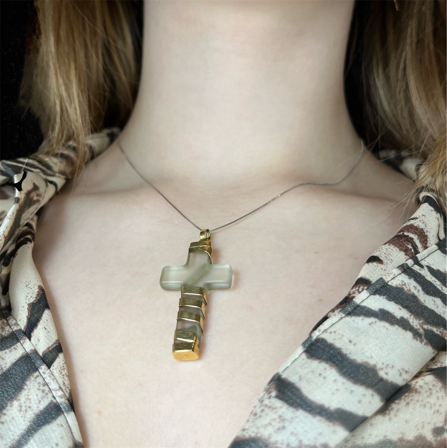 Croce pendente in cristallo di rocca e oro