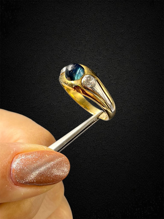 Anello a fascia in oro bianco con zaffiro cabochon e diamanti