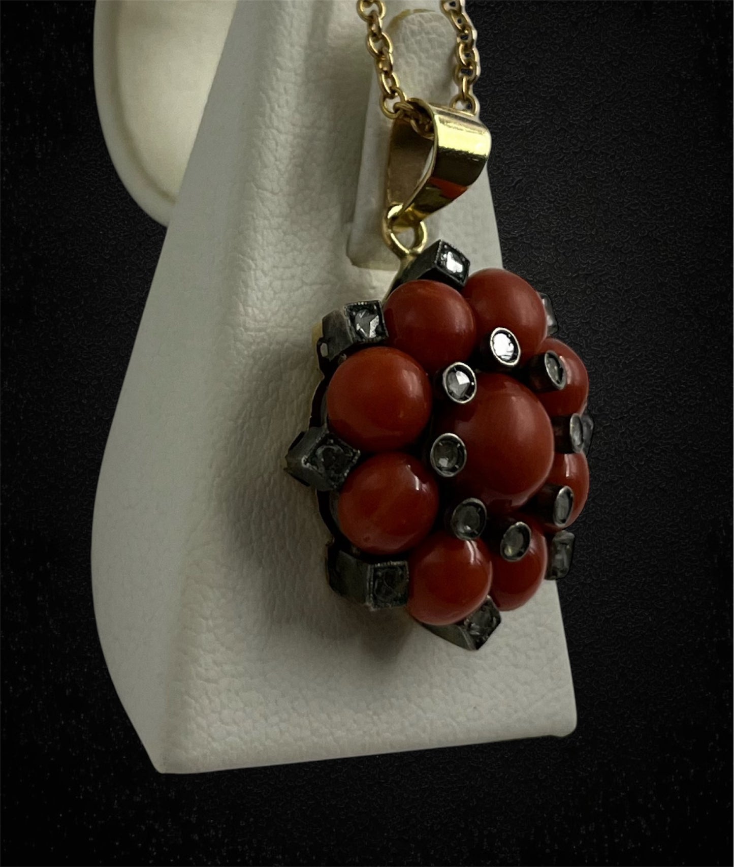 Ciondolo stellato corallo e diamanti