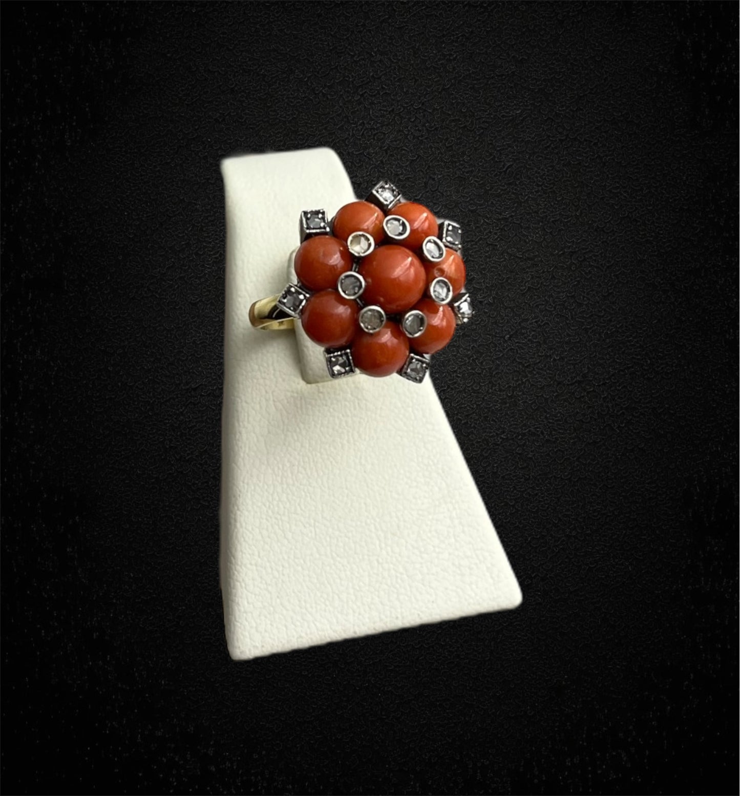 Anello in stile barocco, corallo e diamanti