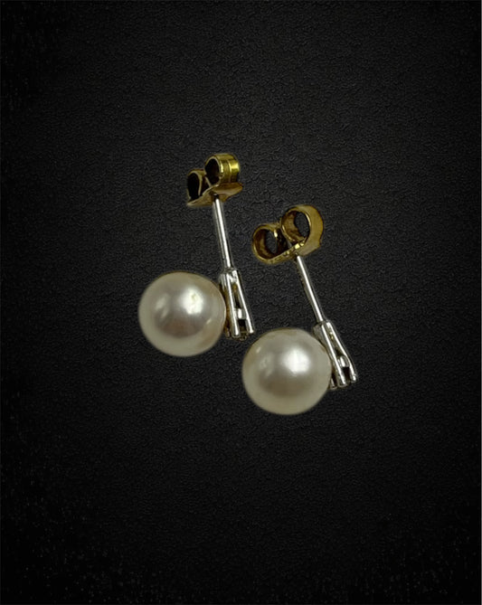 Eleganti orecchini di perla con diamanti al lobo