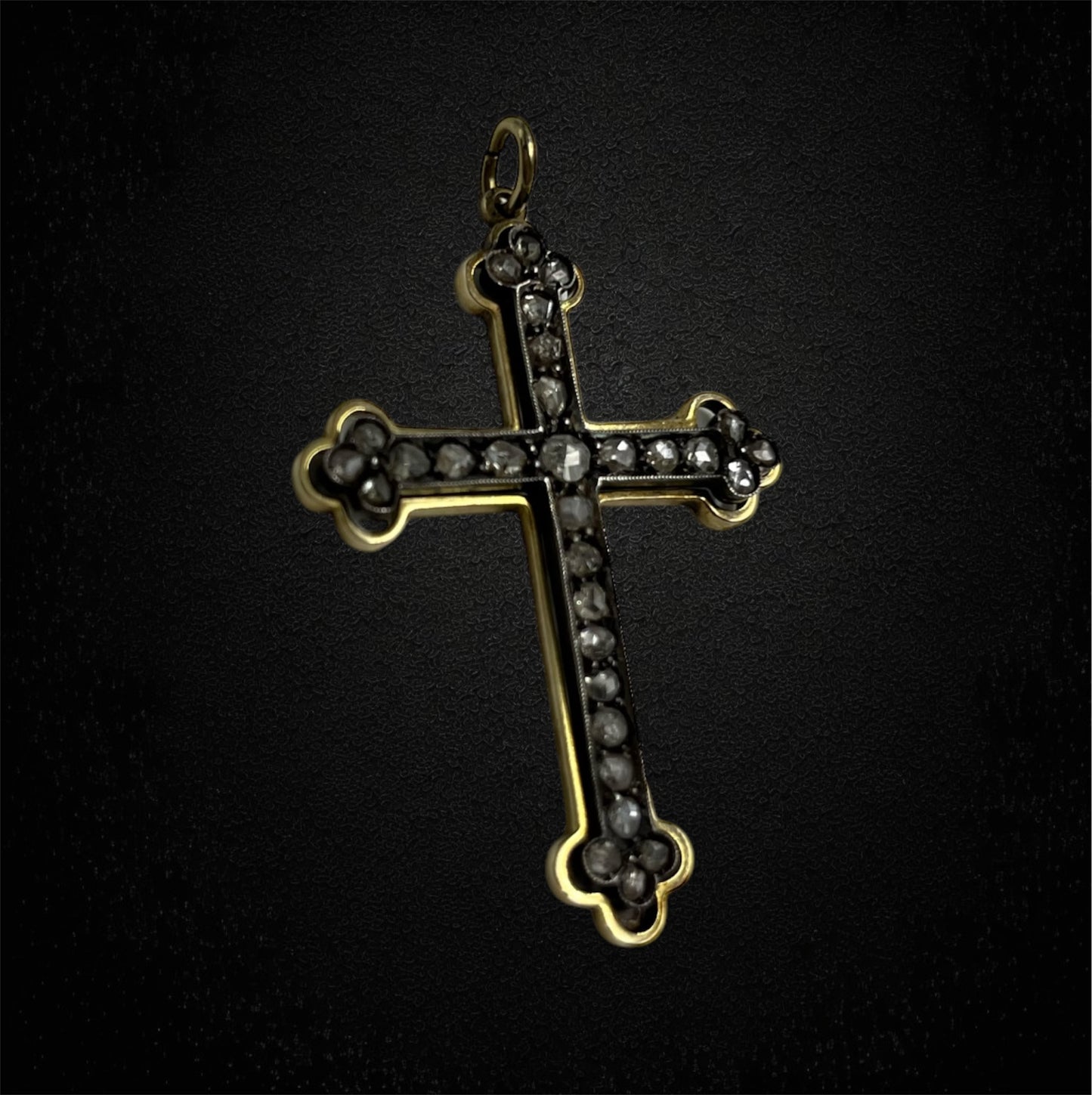 Croce pendente con diamanti