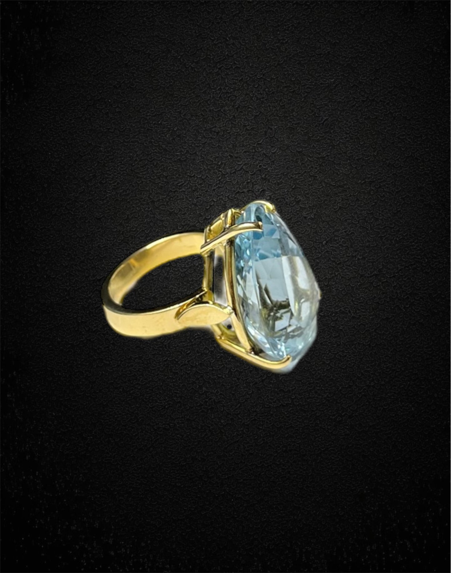 Anello artigianale in oro giallo 18K con topazio azzurro – produzione italiana moderna