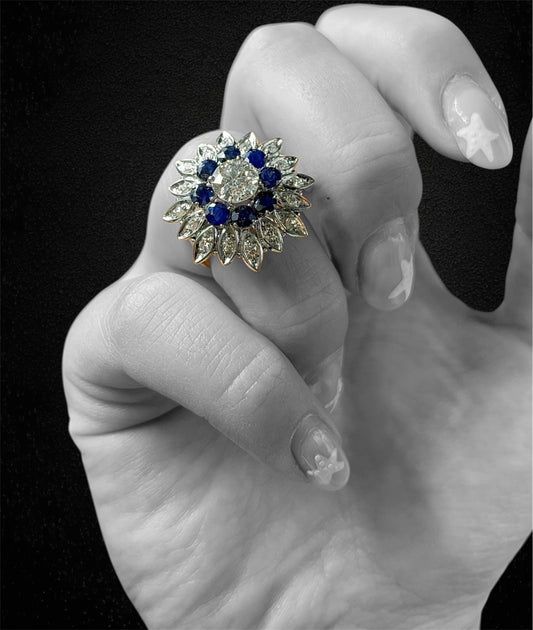 Anello a fiore stellato con diamante centrale, zaffiri e diamanti