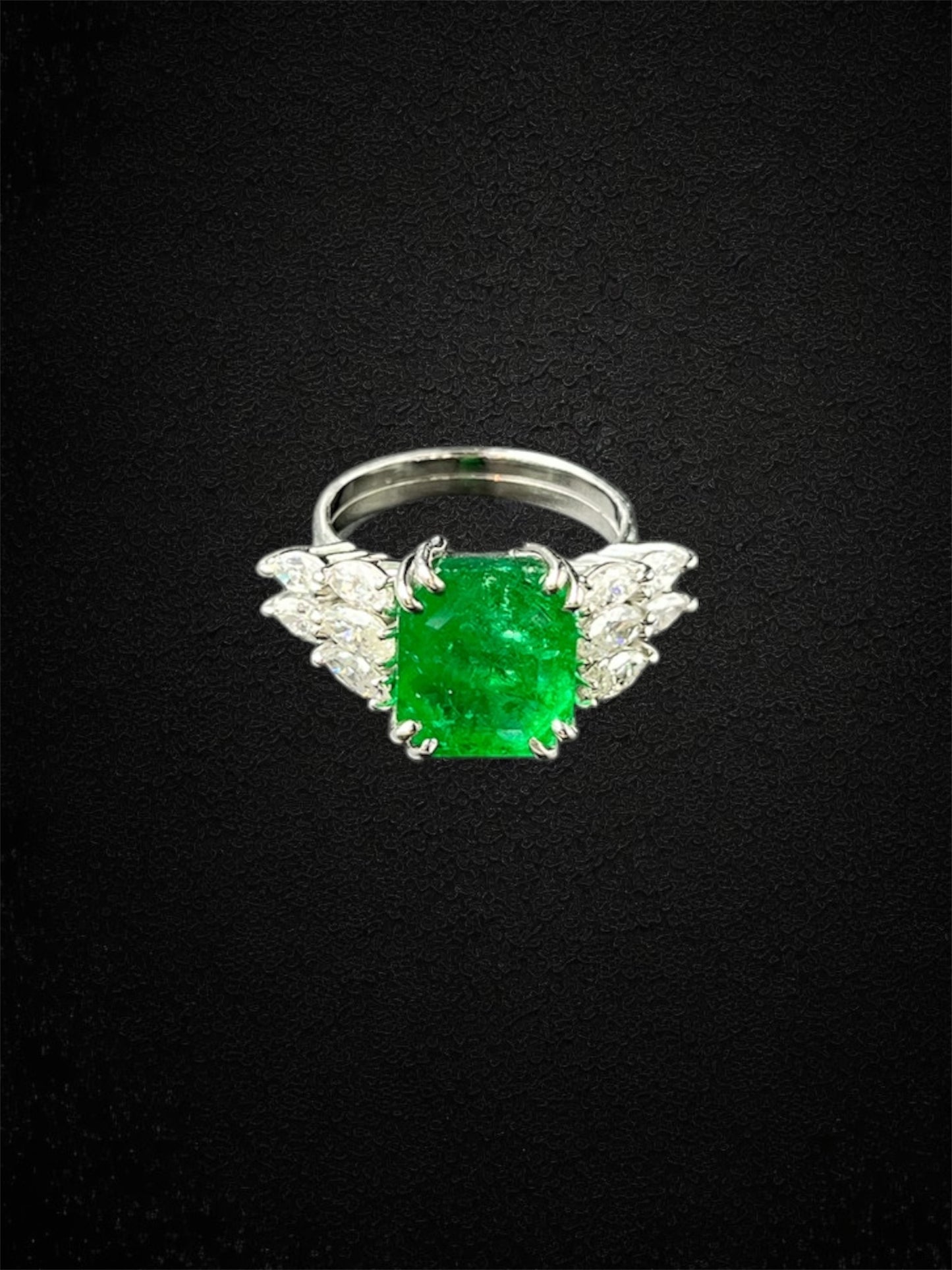Strepitoso anello con smeraldo, pezzo unico di nostra creazione!
