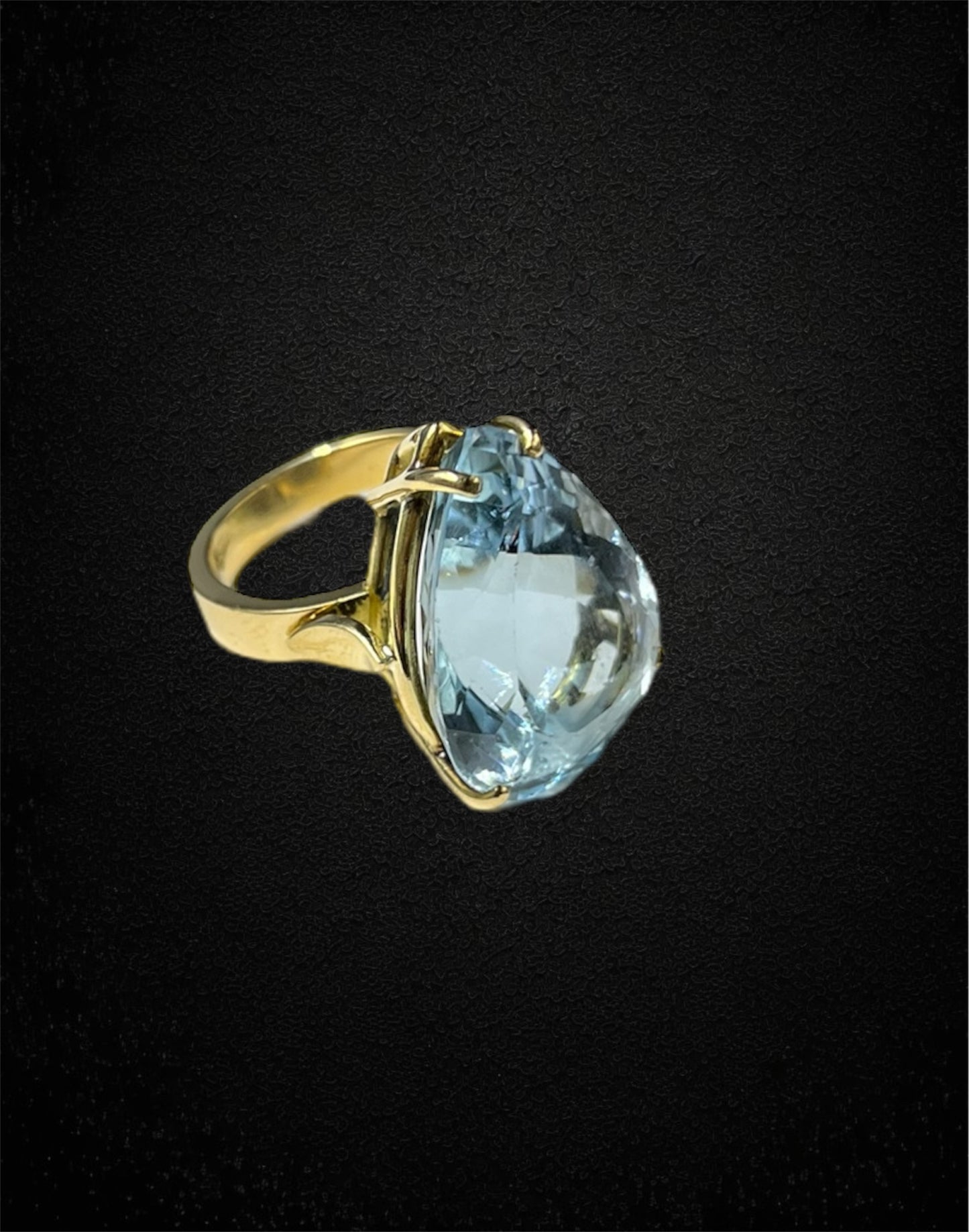 Anello artigianale in oro giallo 18K con topazio azzurro – produzione italiana moderna