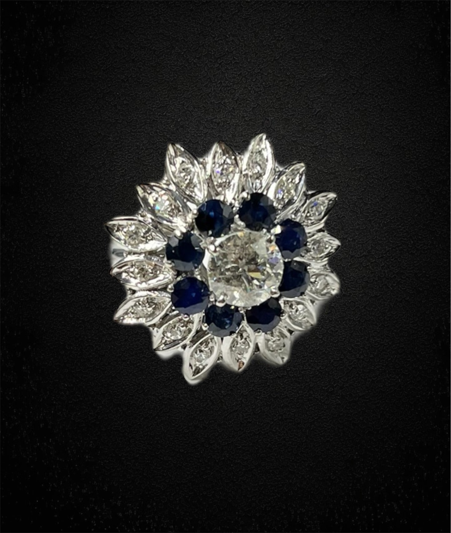 Anello a fiore stellato con diamante centrale, zaffiri e diamanti