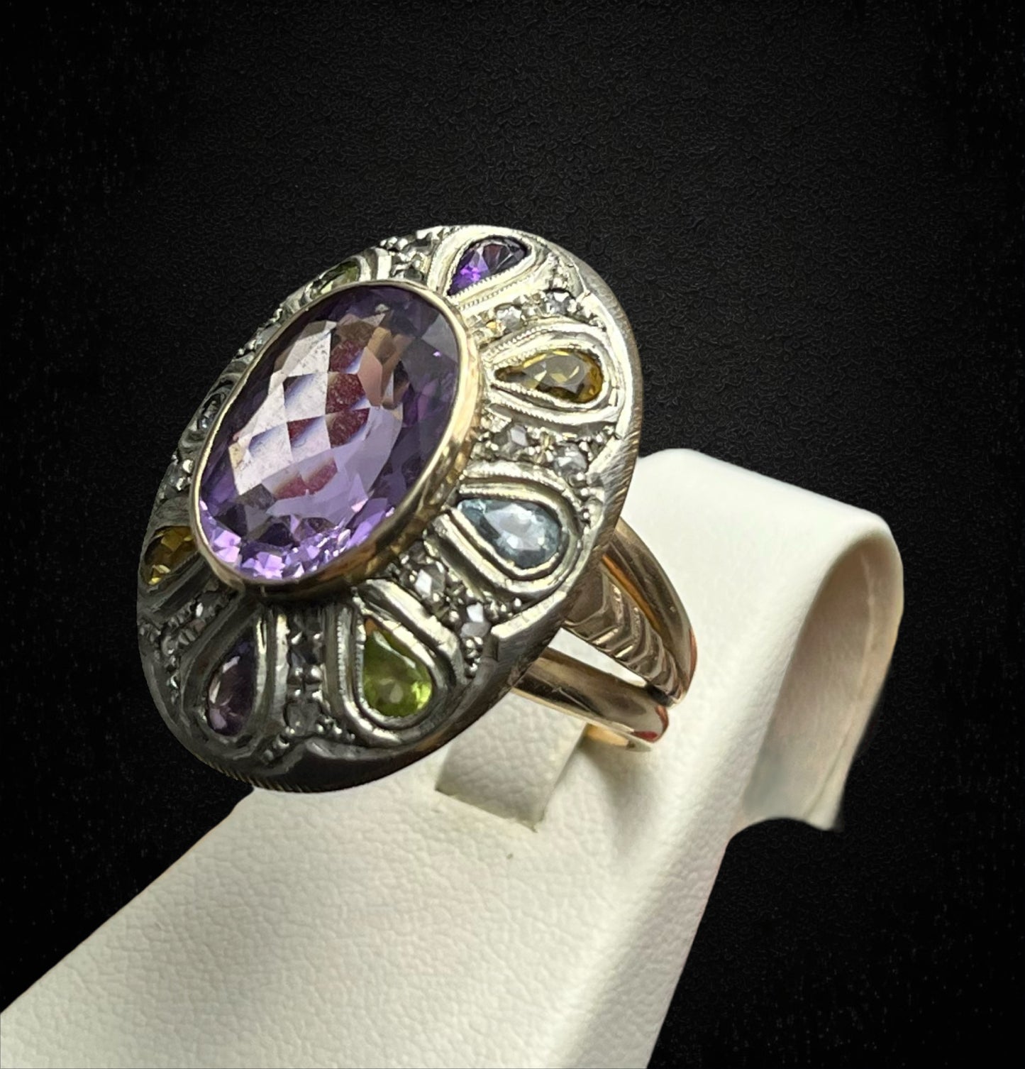 Anello artistico con pietre multicolori