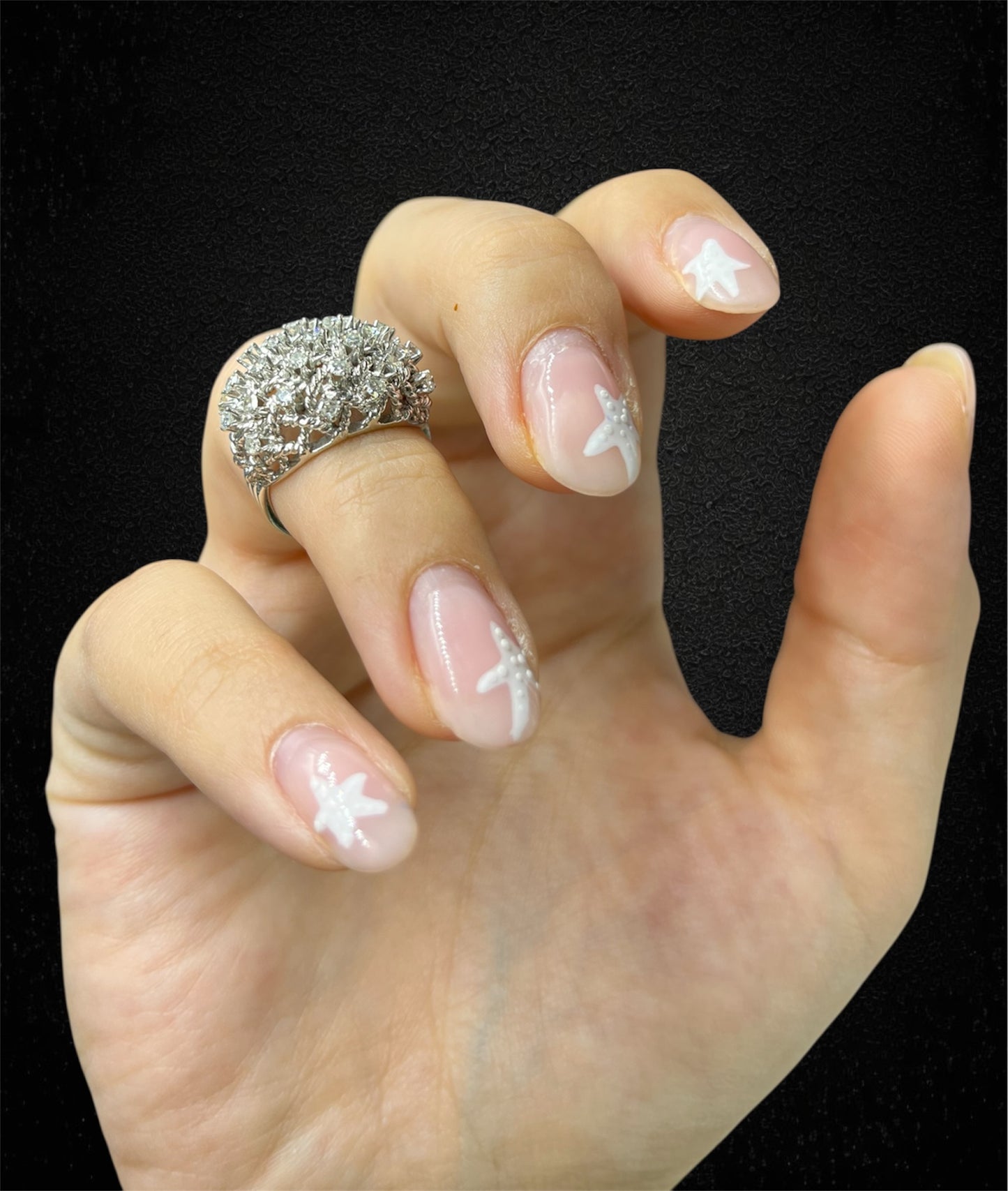 Anello intrecciato in oro bianco con diamanti huit huit – Italia, anni ’50