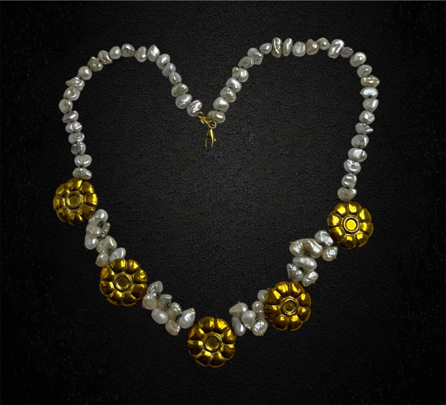 Collier con perle di fiume e margherite d’oro