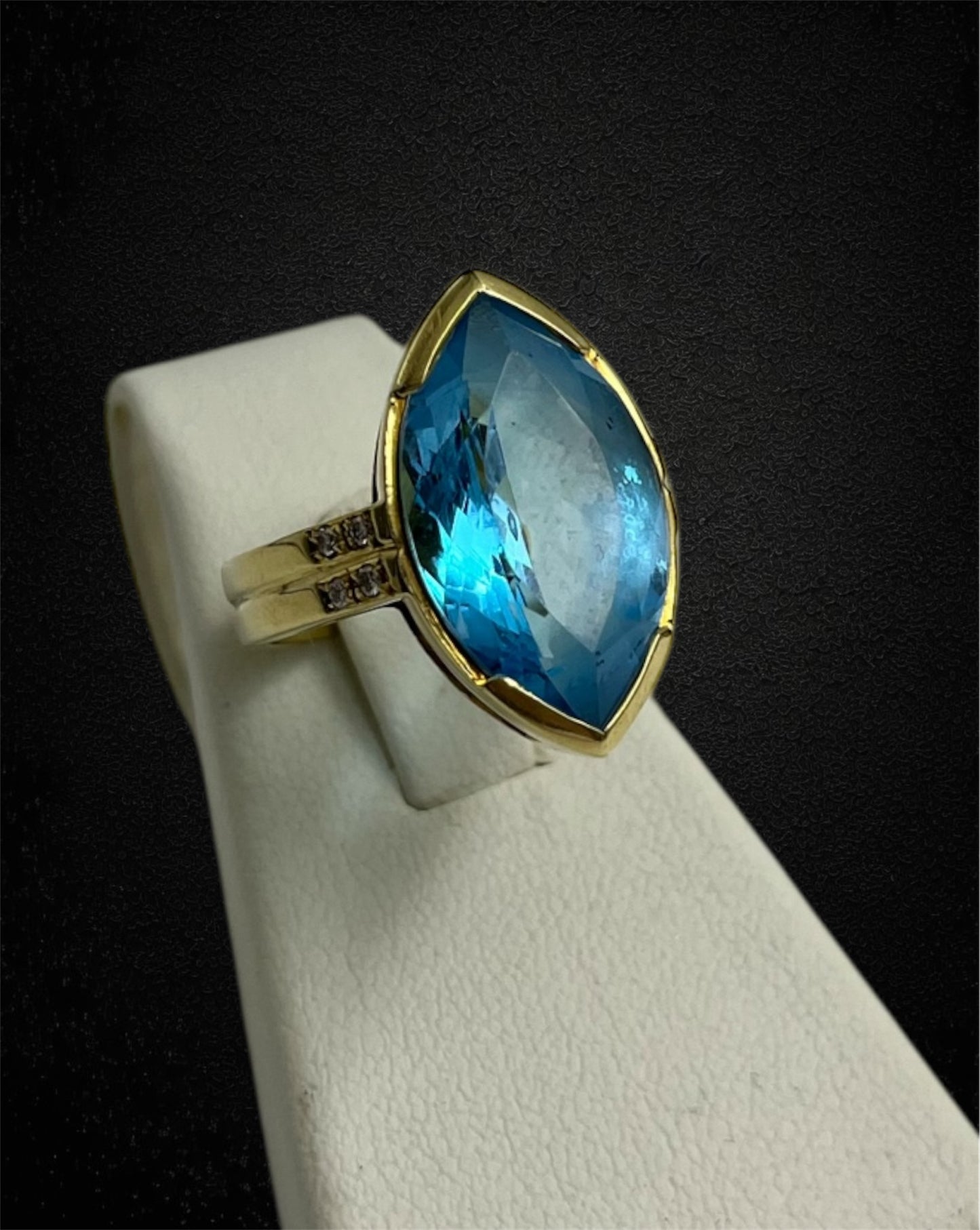 Anello italiano in oro giallo con topazio marquise e diamanti