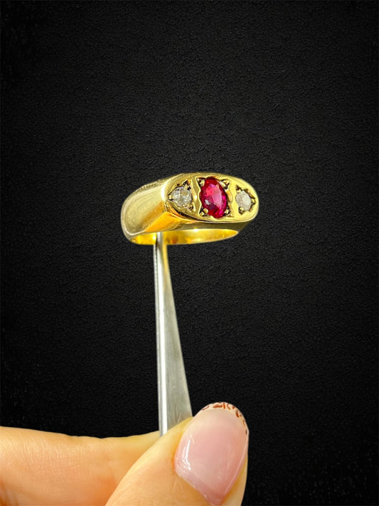 Anello vintage in oro giallo con rubino e diamanti, produzione italiana anni '30
