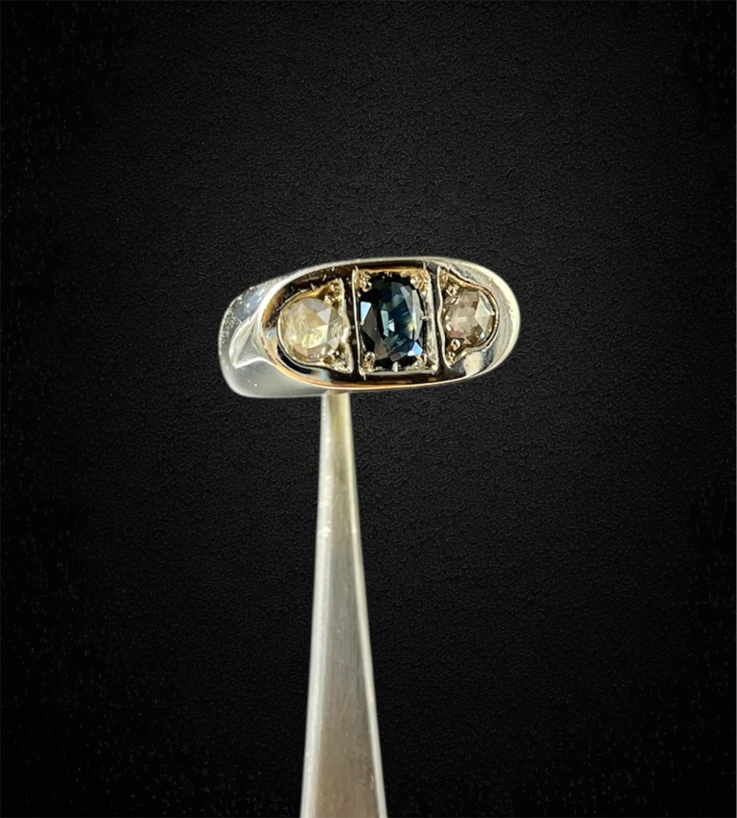 Anello a fascia con zaffiro cabochon e diamanti. Primi '900