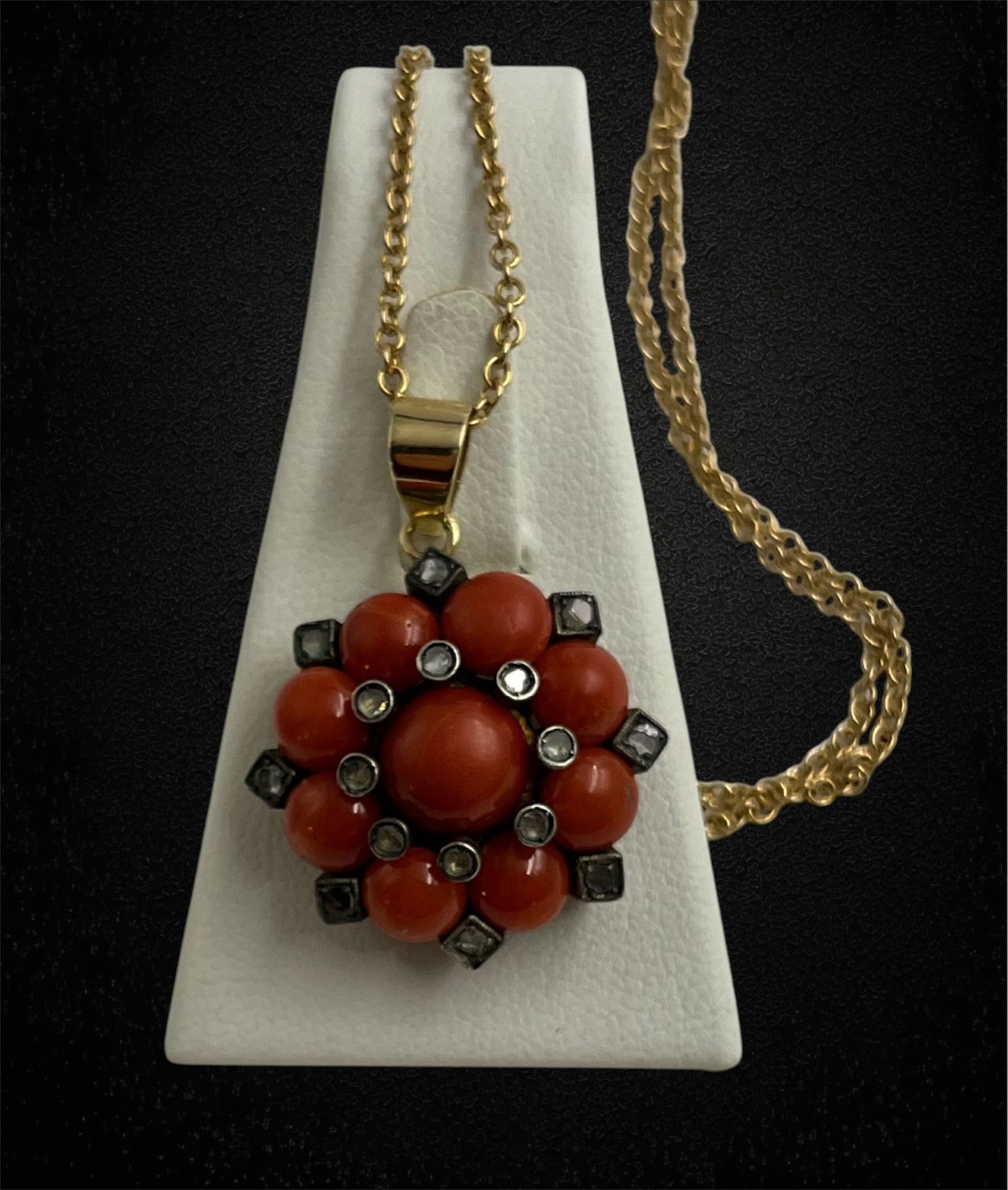 Ciondolo stellato corallo e diamanti