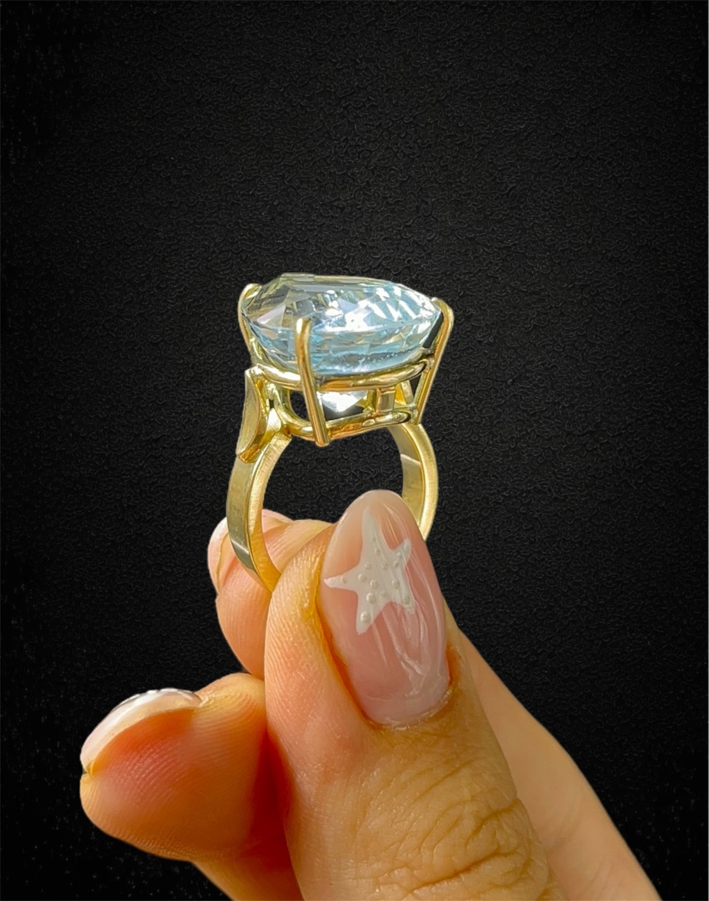 Anello artigianale in oro giallo 18K con topazio azzurro – produzione italiana moderna