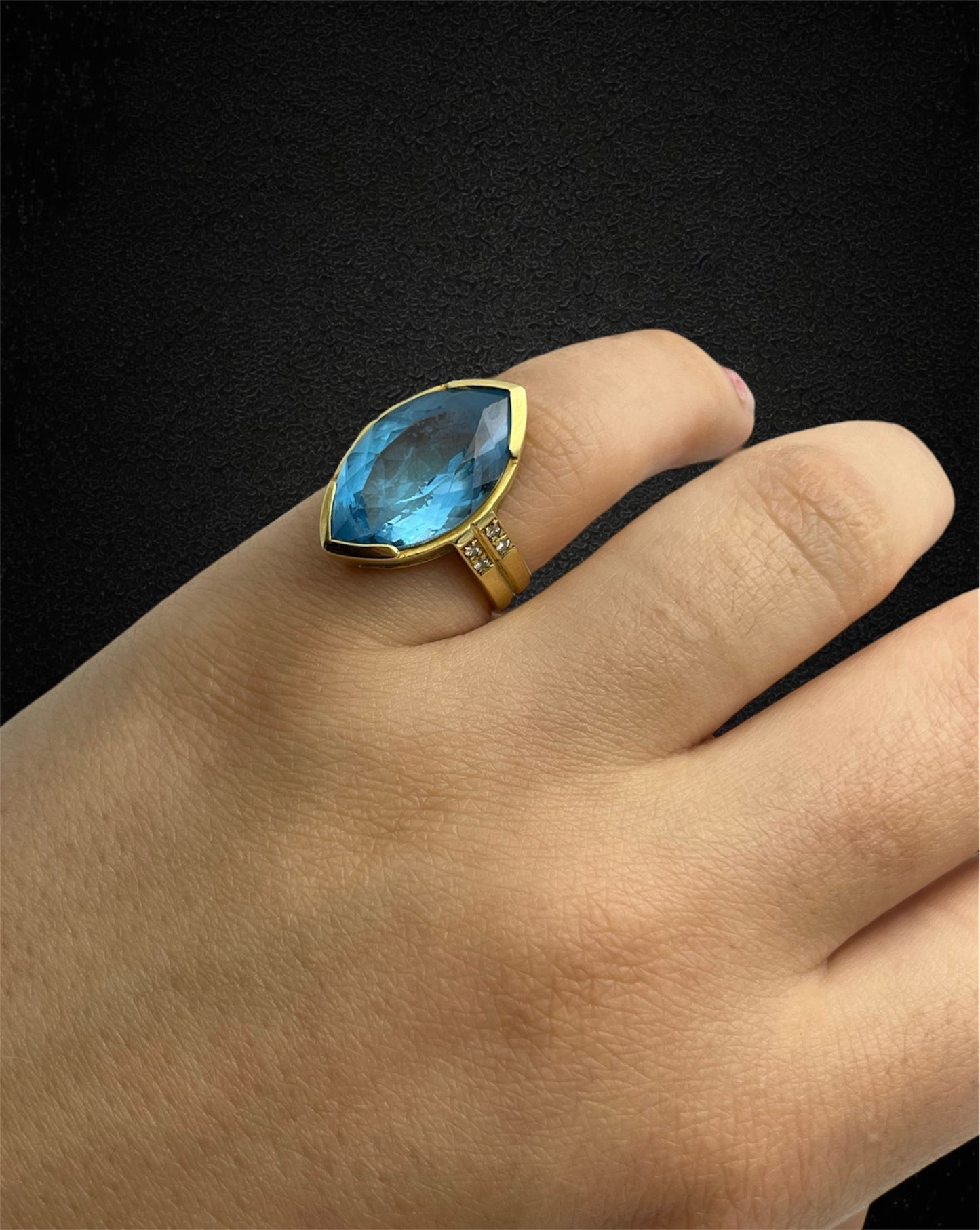 Anello italiano in oro giallo con topazio marquise e diamanti