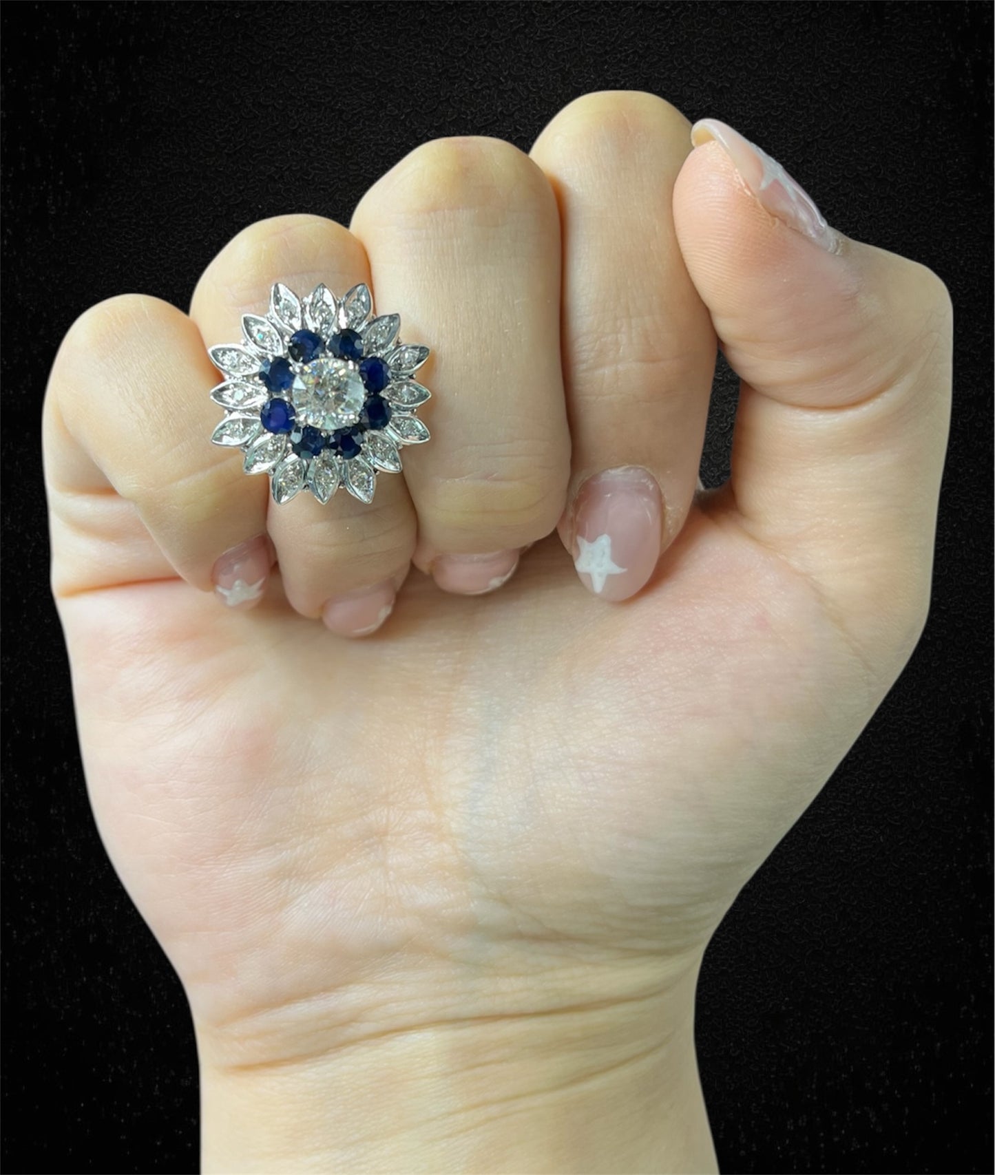 Anello a fiore stellato con diamante centrale, zaffiri e diamanti