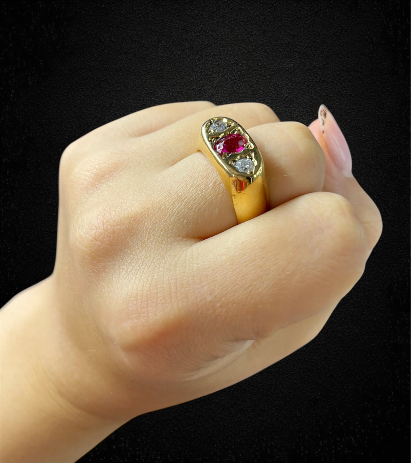 Anello vintage in oro giallo con rubino e diamanti, produzione italiana anni '30