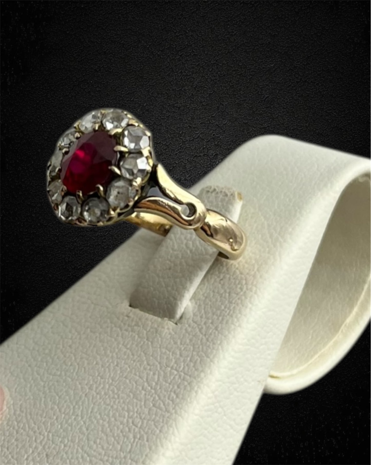 Anello Austro-Ungarico tardo Ottocento con rubino e diamanti