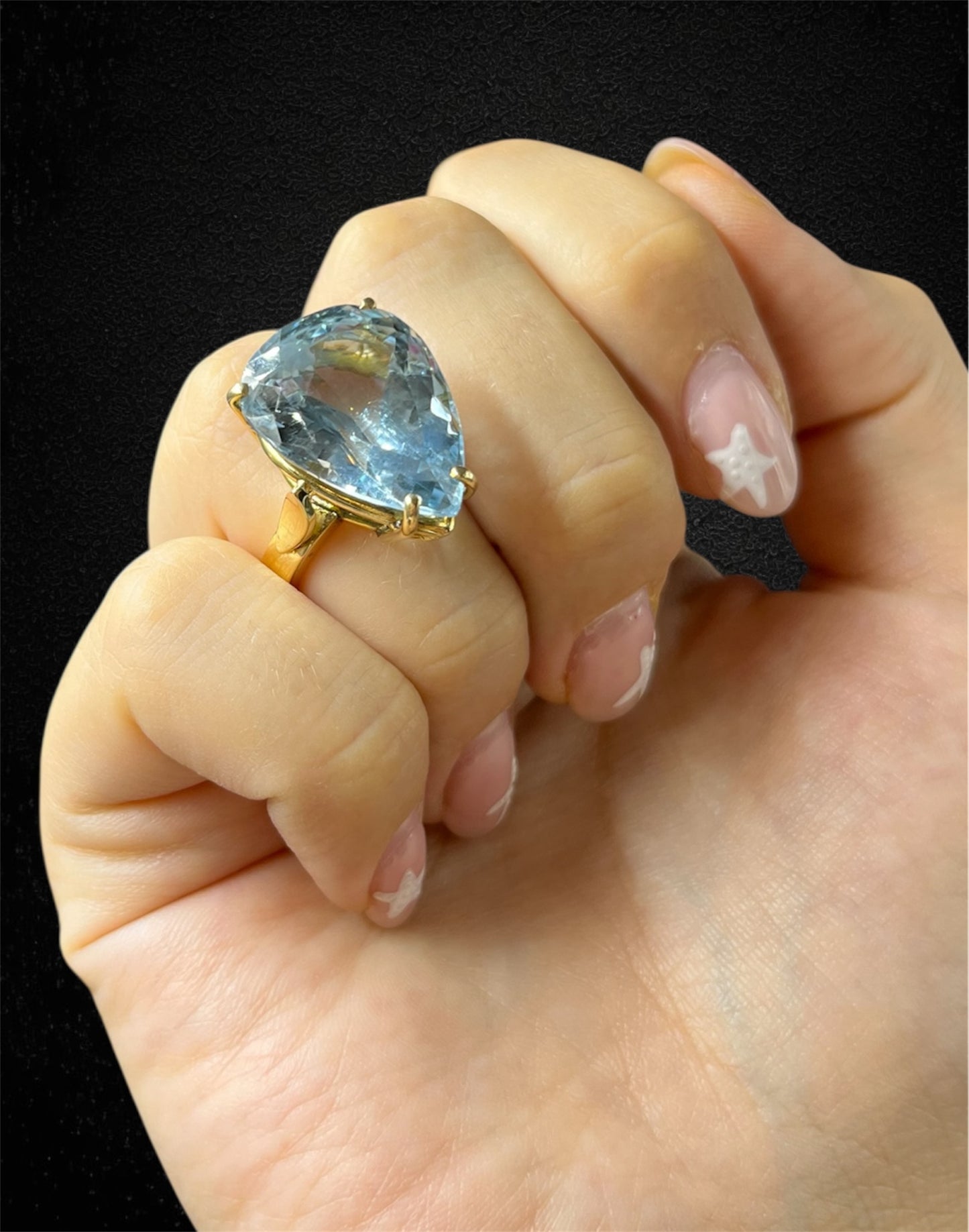 Anello artigianale in oro giallo 18K con topazio azzurro – produzione italiana moderna
