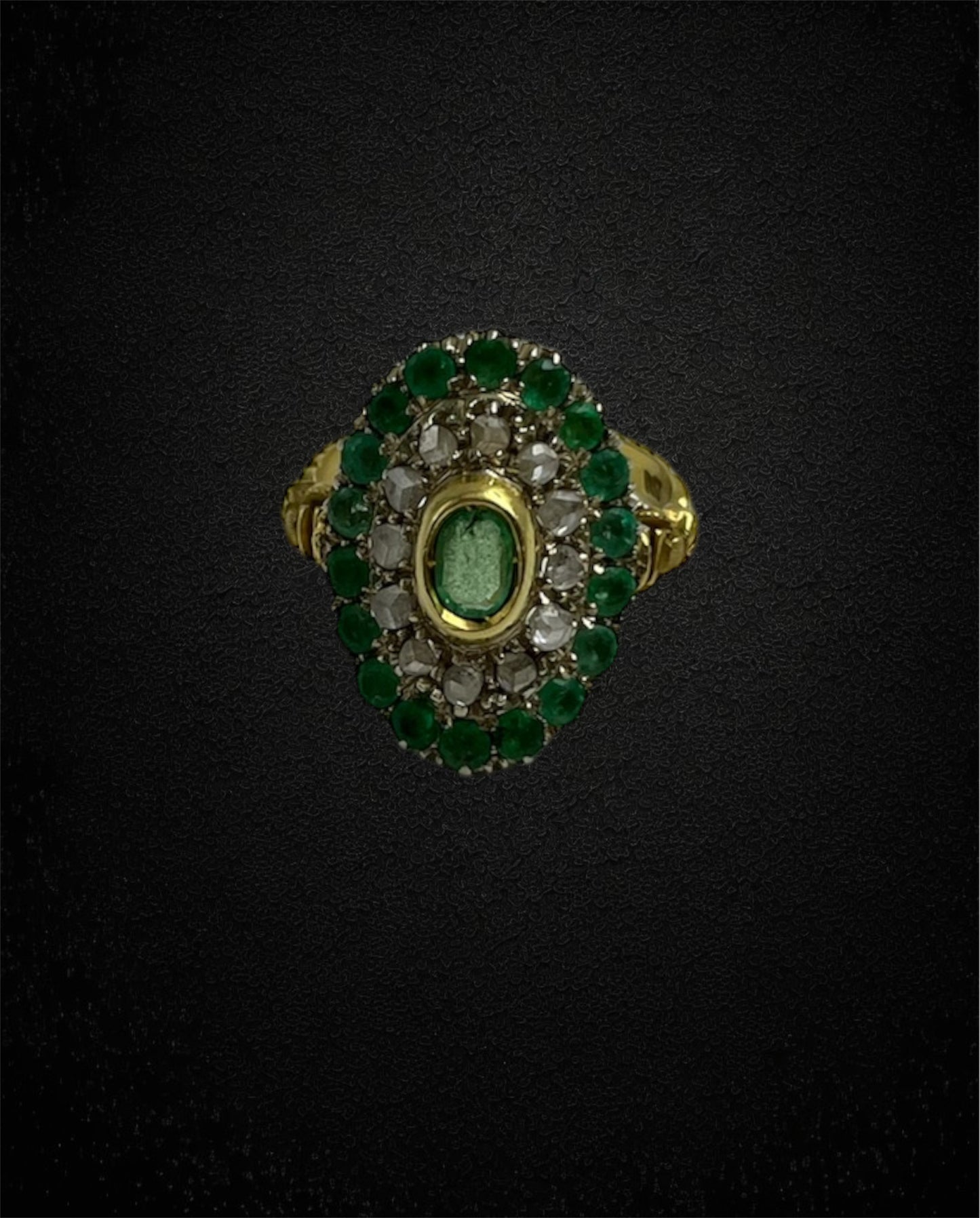 Anello in oro giallo con smeraldo ovale e contorno di diamanti e smeraldi
