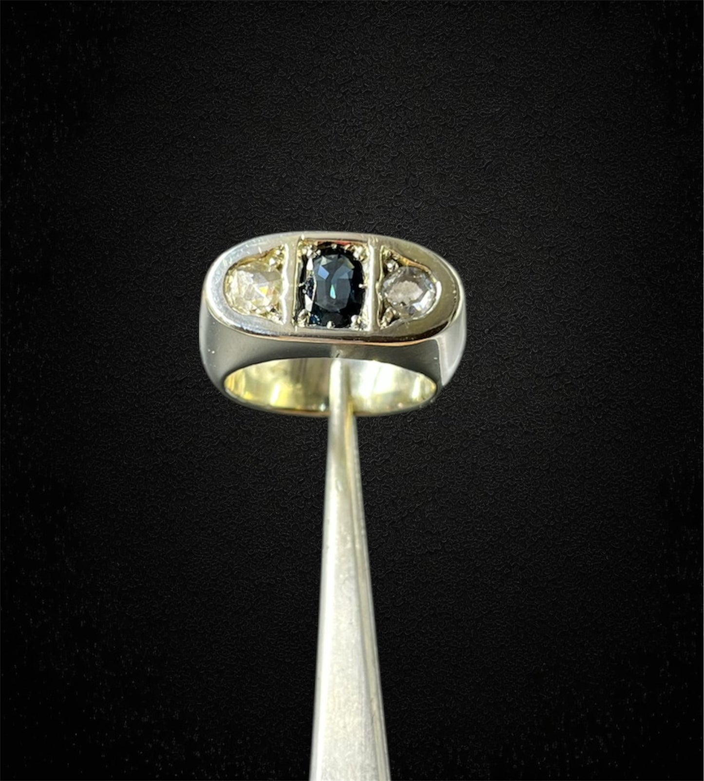 Anello a fascia con zaffiro cabochon e diamanti. Primi '900