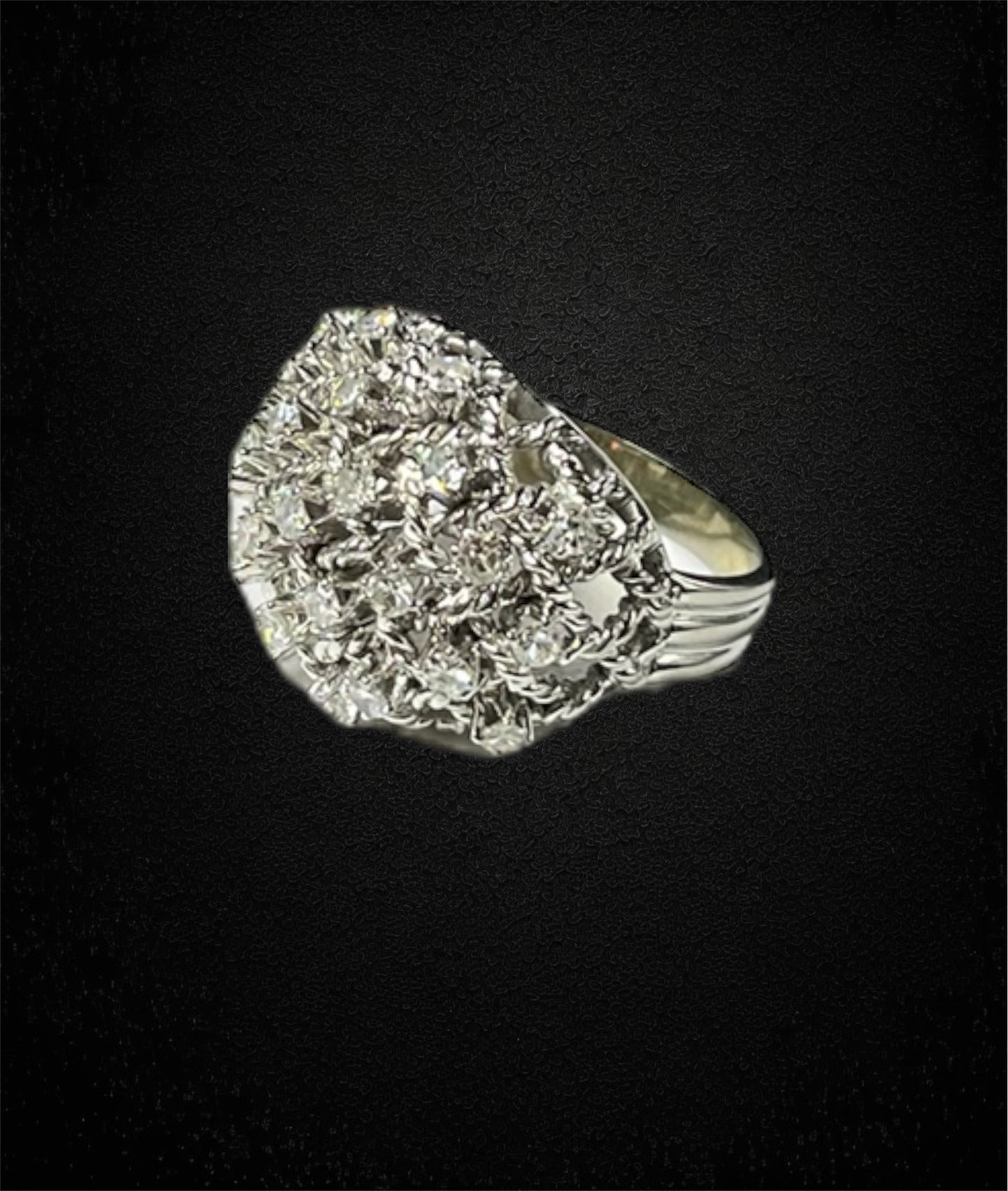 Anello intrecciato in oro bianco con diamanti huit huit – Italia, anni ’50