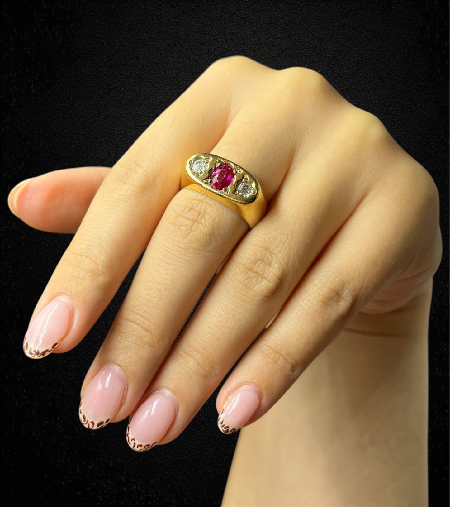 Anello vintage in oro giallo con rubino e diamanti, produzione italiana anni '30
